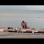คลิปหลุดนักท่องเที่ยวชายหญิง กำลังมีเซ็กซ์กันอย่างโจ๋งครึ่มอยู่ข้างฟุตบาธริมถนนเลียบชายทะเลเกาะสมุยไม่แคร์สายตาใครเลย
